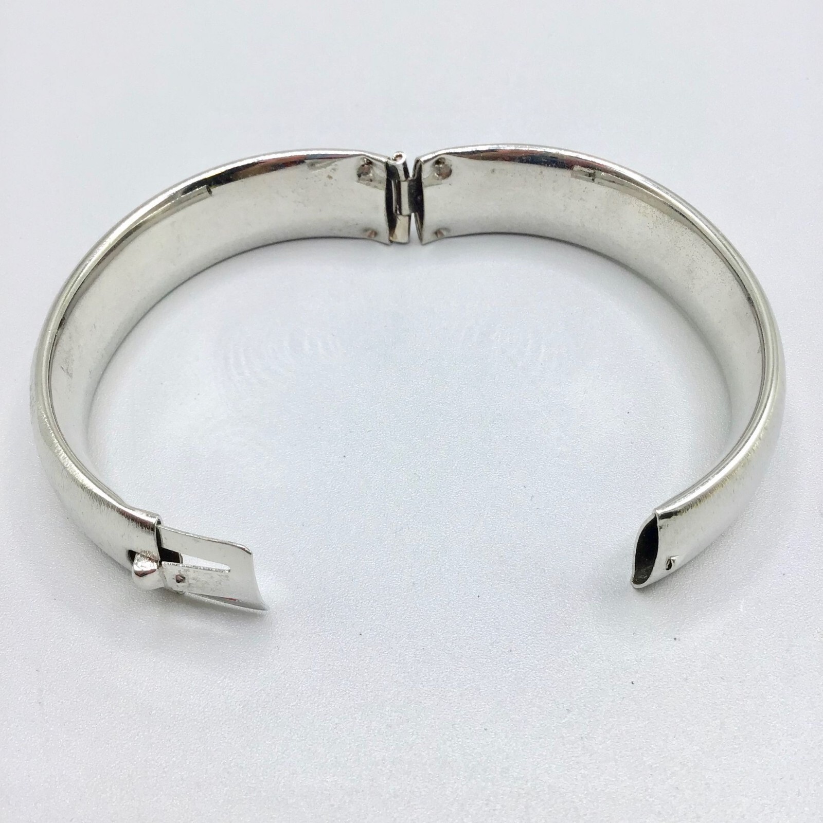 Brushed Silver Tone Bangle Hinged Simple 70s Cost… - image 10