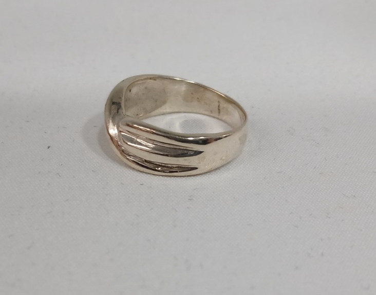 Sterling Silver Ribbed Criss Cross Ring Size 7.5 - image 4