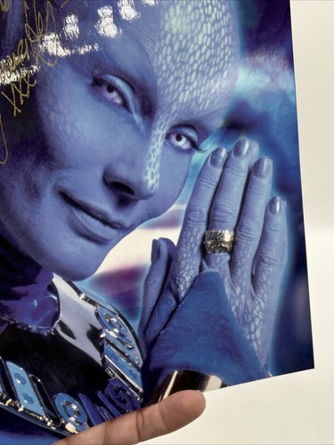 Foto autografiada de Virginia Hey Farscape 8x10 a color FIRMADA - Imagen 7 de 14