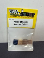 Model Rail Stuff PALLETS OF SACKS ASSORTED COLORS Train Accessories HO Scale 570