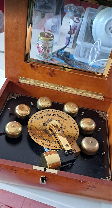 Vintage Reuge Style 8 Bell Disc Music Box – “The Entertainer” + Extra Discs, Key