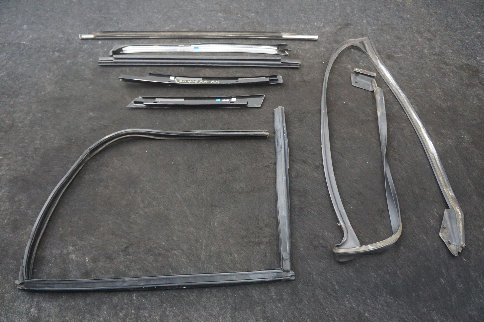 Set Rear Right Window Rubber Trim OEM 7200342 Rolls Royce Ghost Series I 2009-14