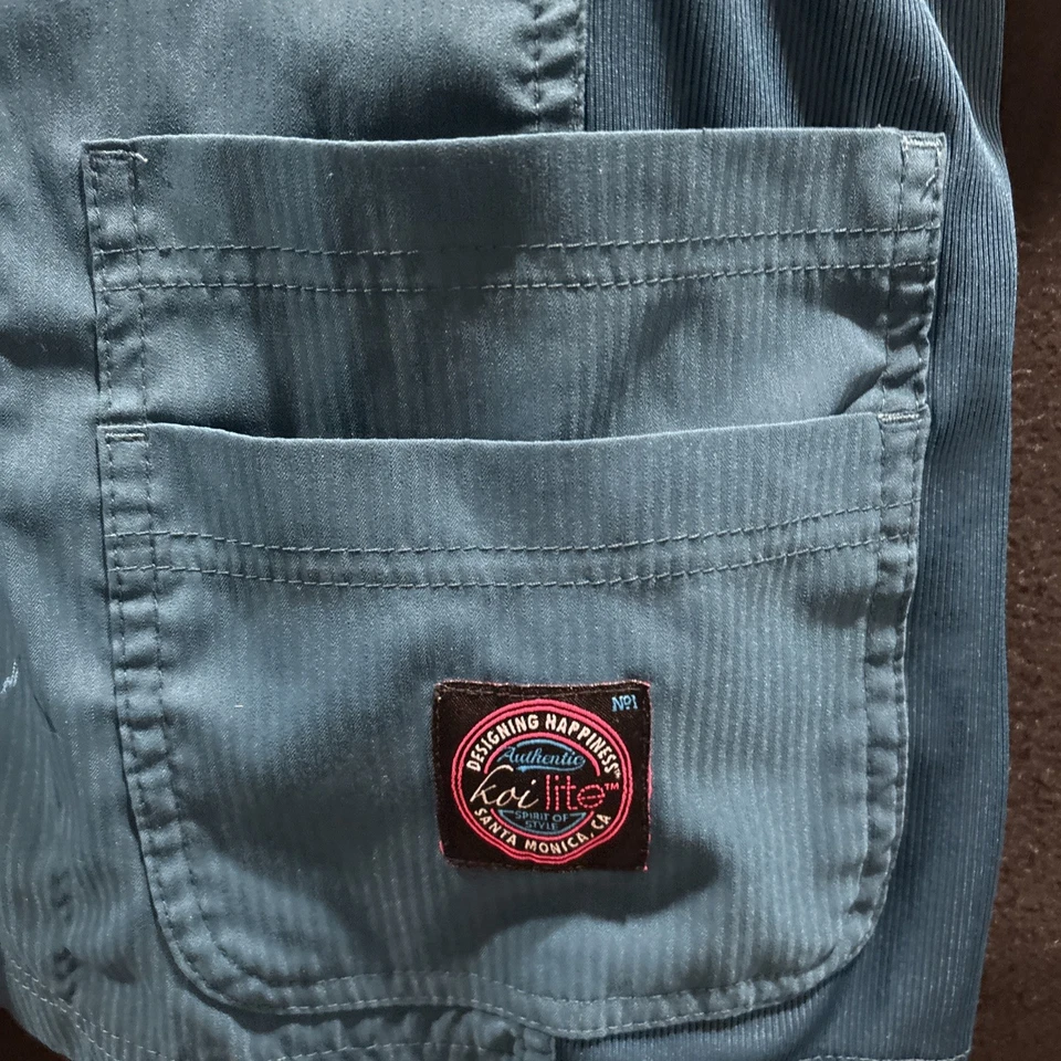 Koi Lite Feminino Tamanho M Blusa Esfoliante Dobby Azul Marinho Rosa Zíper Duplo Bolsos V - Imagem 2 de 4