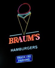 Foto: Este letrero iluminado anuncia heladería hamburguesa Braums Yuk