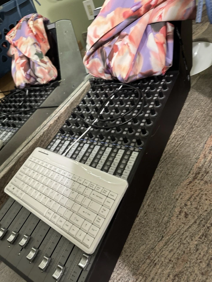 Consola de mezclas digital Avid S5 Fusion y escritorio en excelente estado, caja abierta Foto 4 de 4