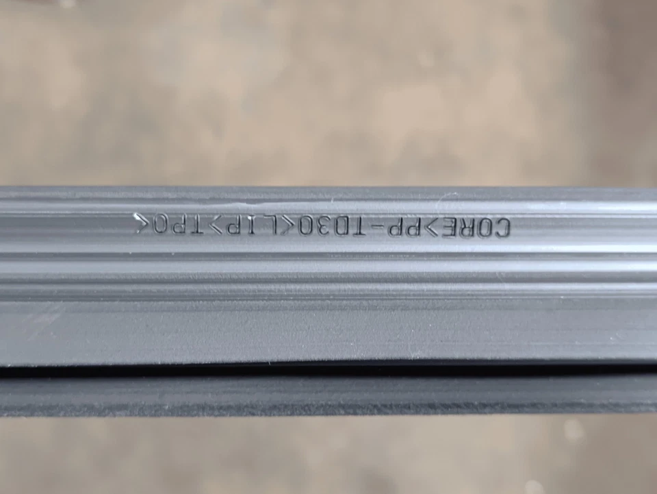 Sello interior de la ventana de la puerta del pasajero delantero 21-24 Toyota RAV4 PRIME OEM Foto 3 de 4