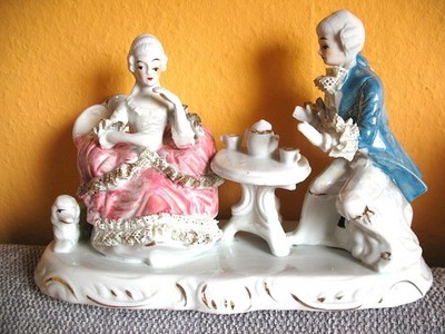 Viktorianische Figur   Ein schönes Paar beim Tee, mit einem Hund