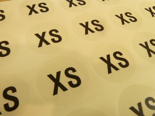 Herren Kleidergrößenaufkleber schwarz auf transparenten runden selbstklebenden Kleidetiketten - Bild 3 von 9