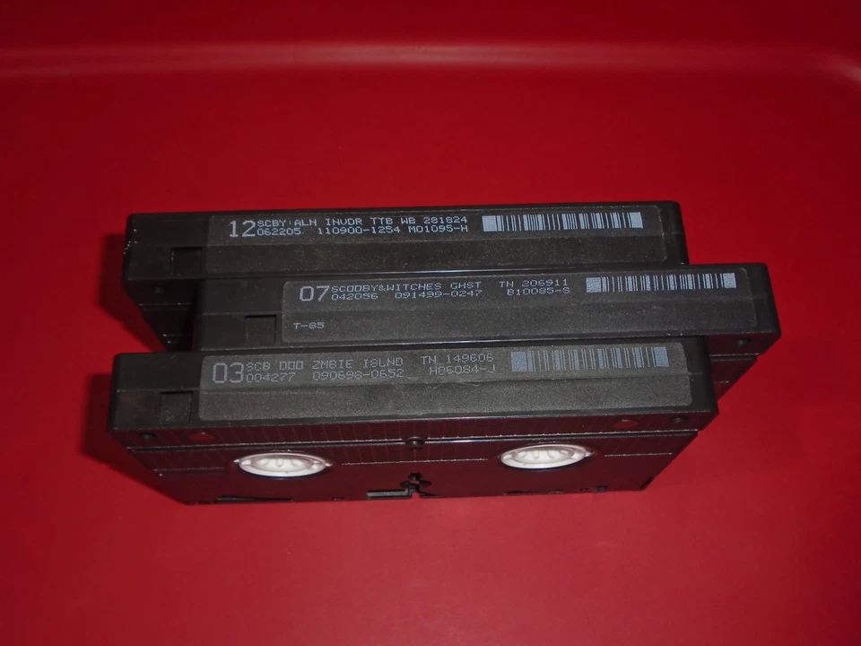 Scooby-Doo and the Alien Invaders on Zombie Island and the Witch's Ghost VHS Lot - Image 3 of 4