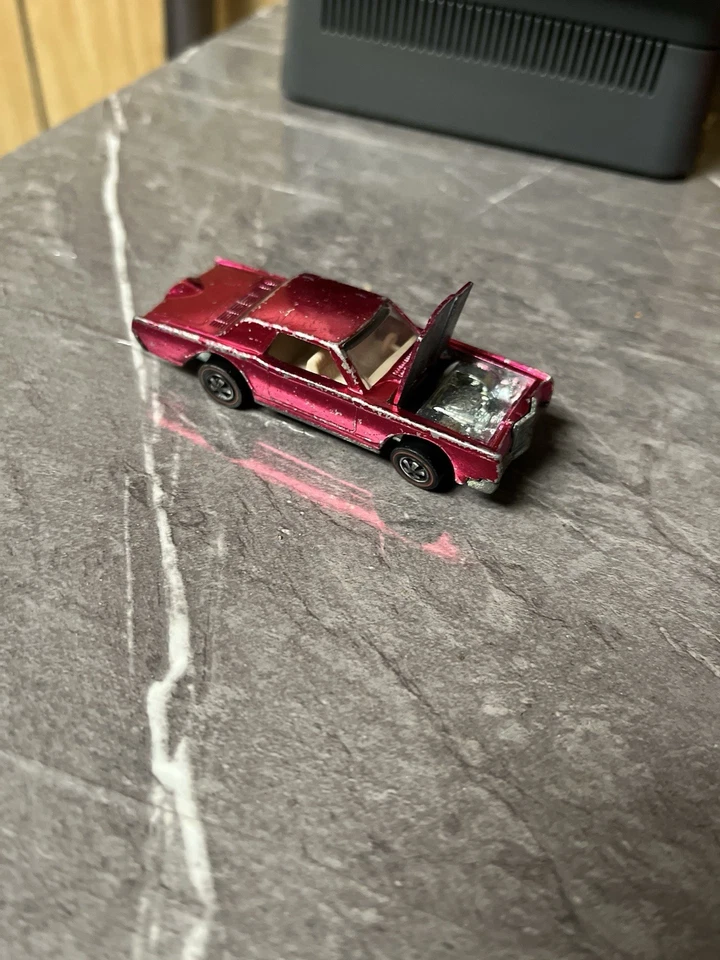 Continental Mark III 1968 Hot Wheels Redline personalizado - rosa con interior blanco Foto 4 de 4