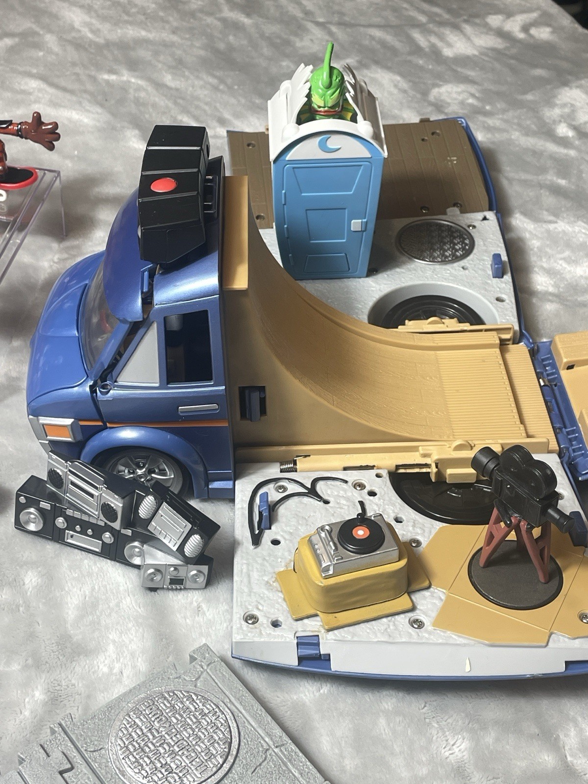 7 FIGURE LOT OF MAGNETIC SKATERS ,VAN  And Accessories FOR TECH DECK COLLECOTRS