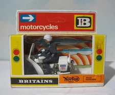 Britains Norton 850  Patrolman's Police Motorcycle #9673 in Box  54mm / 1:32 BIN