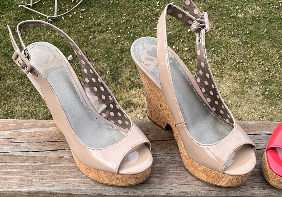 NUEVO Lote de 2 Zapatos De Colección Fergalicious Cuña Peep Toe Gris Coral Rojo 8 M Foto 3 de 4