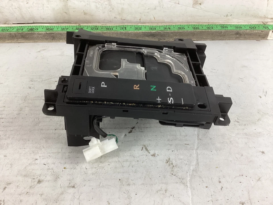 Bisel indicador de cambio de marchas de piso automático Lexus IS250 IS350 2006-2008 FABRICANTE DE EQUIPOS ORIGINALES Foto 2 de 4