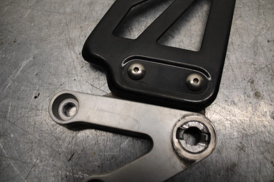 Suzuki GSXR1000 2002 juego trasero izquierdo estriba conductor soporte montaje BB73 Foto 3 de 4