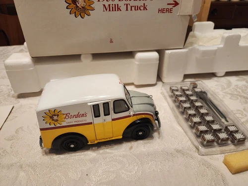 Danbury Mint 1950 DIVCO Borden's Milk Truck 1:24 White Yellow W/ Box Crates... - Picture 5 of 5