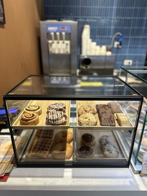 Thekenvitrine aus Glas mit Schiebe-Heckfenster.