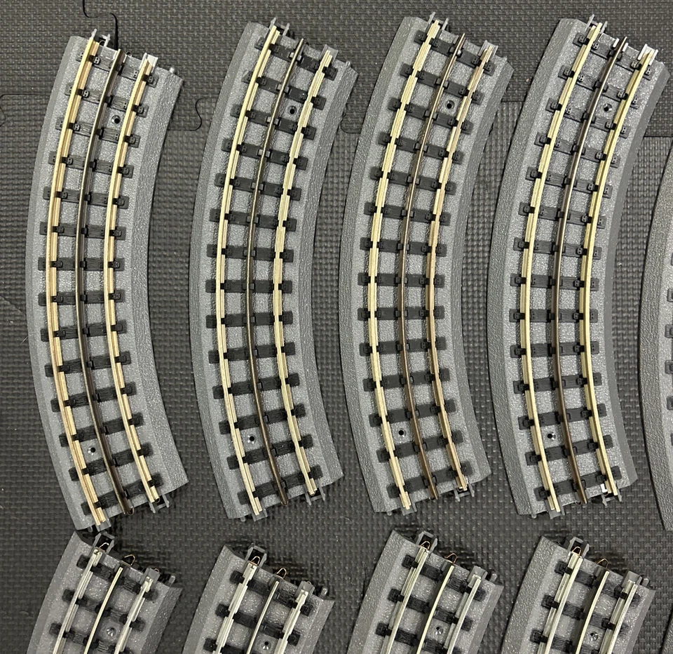 M.T.H. ELECTRIC TRAINS O-31" CURVE TRACK O GAUGE 3-RAIL LOT OF 12 NOS - Image 2 of 4