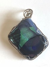 Couleurs vives : Pendentif en VERRE DICHROÏQUE en argent sterling enveloppé de fil