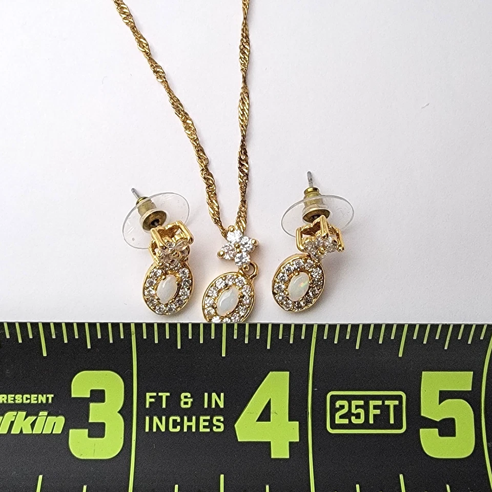 Pendientes a juego con colgante de ópalo rodeado de diamantes de imitación en tono dorado (17,5 pulgadas) Foto 2 de 4