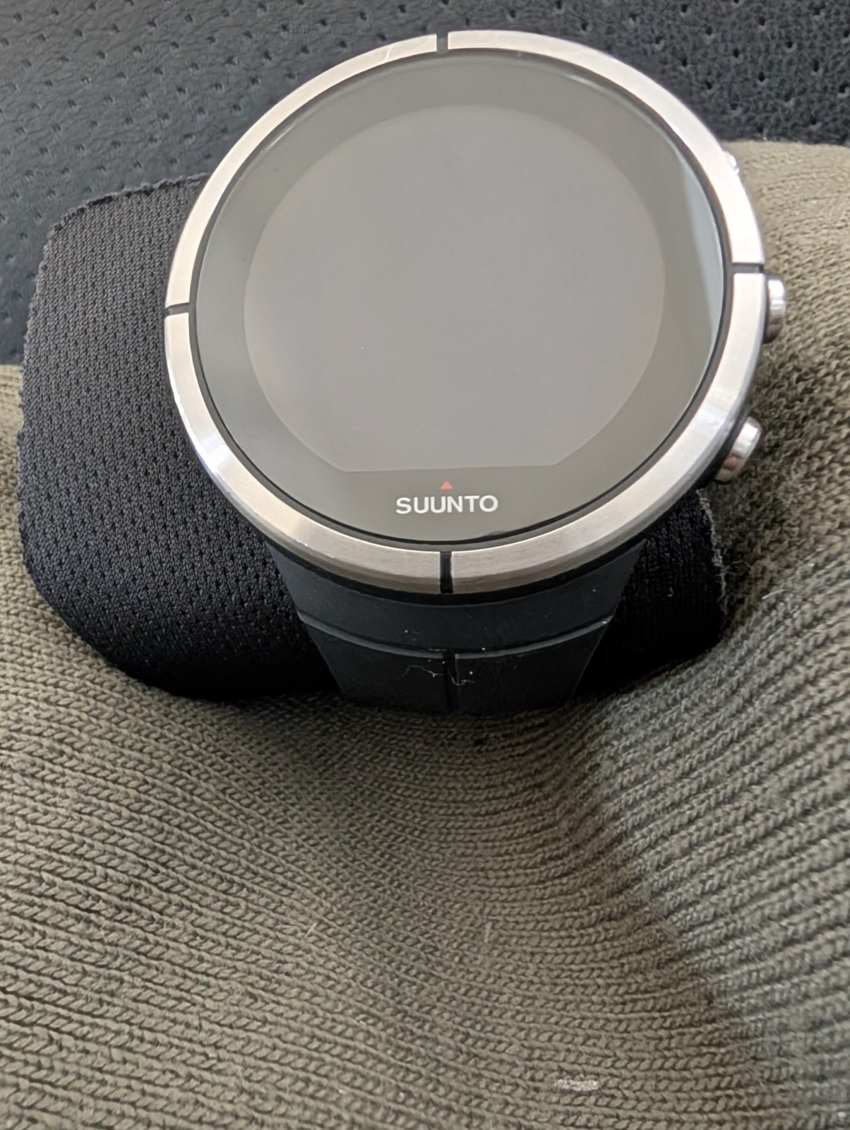 - Black-silver Bezel