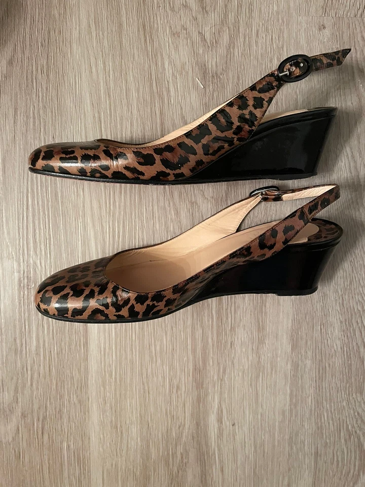 Sandalia de cuña Christian Louboutin Cynthia marrón charol leopardo con tira trasera (IT 36) Foto 4 de 4