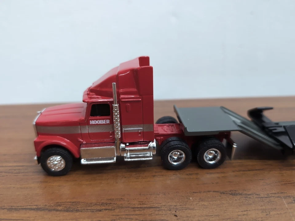 1/64 Ertl Toy Hoober Tractor Trailer Truck Dealership Set Case IH - Image 2 of 2