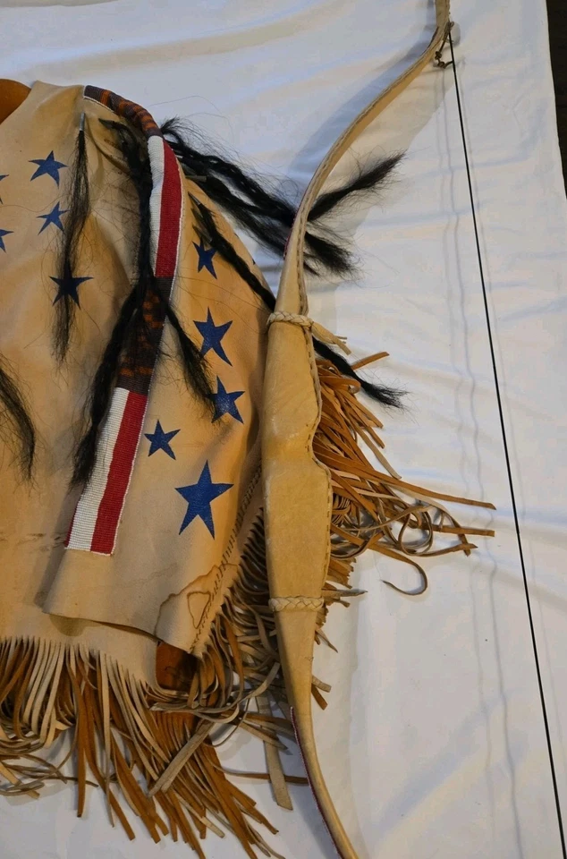 CAMISA DE GUERRA NATIVA AMERICANA PIEL DE CIERVO CON CUENTAS Y LAZO EDAD DESCONOCIDA Foto 3 de 4