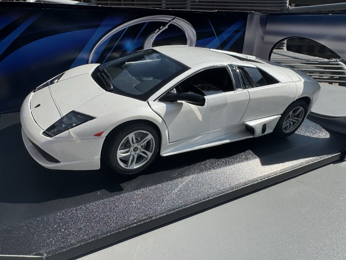 Maisto 1:18 Scale White 2007 Lamborghini Murciélago LP640. Special Edition+Box
