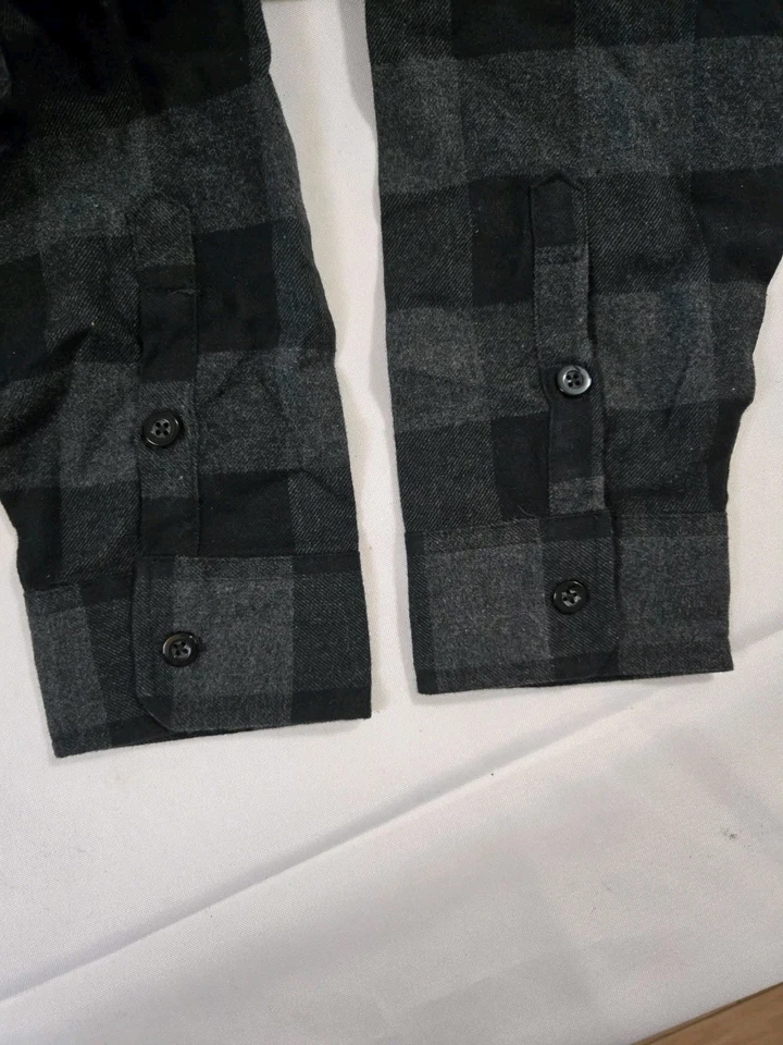 Franela gruesa XL Independent para hombre negra y gris manga larga abotonada  Foto 2 de 4