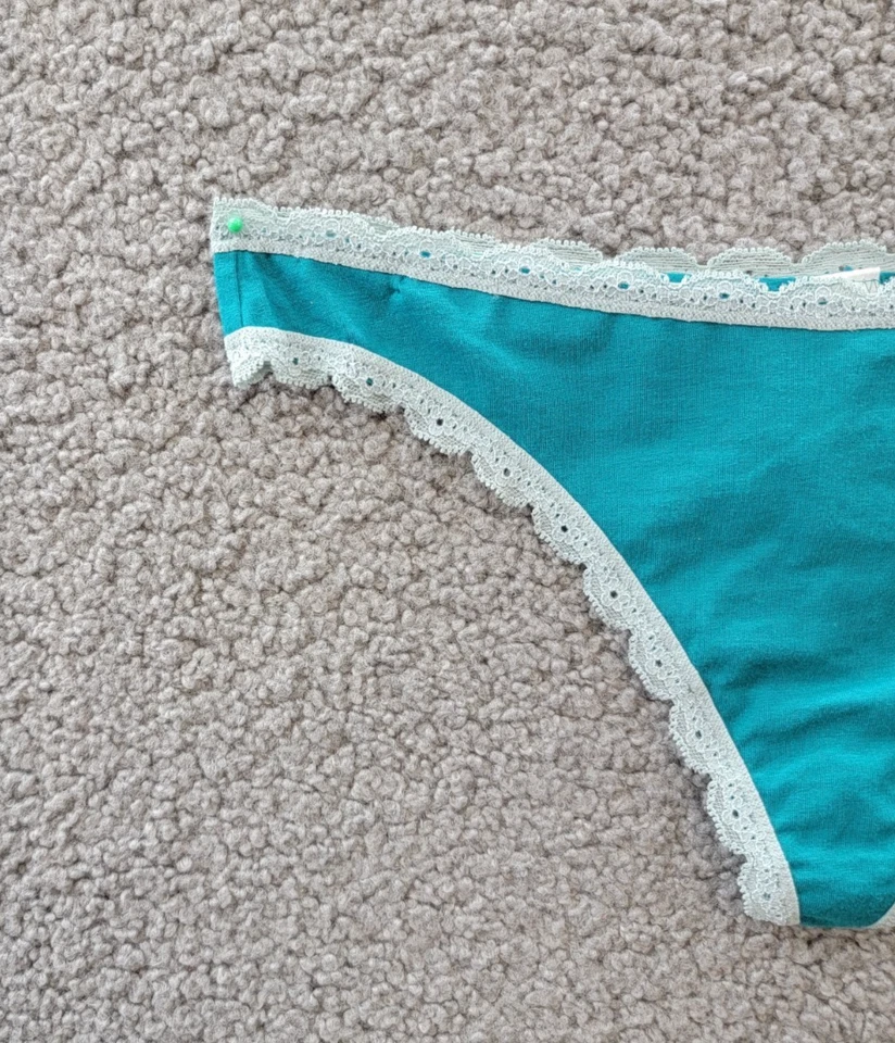 Tanga panty con ojales inspirada en B.tempt'd by Wacoal para mujer 6-M Deep Lake Foto 3 de 4