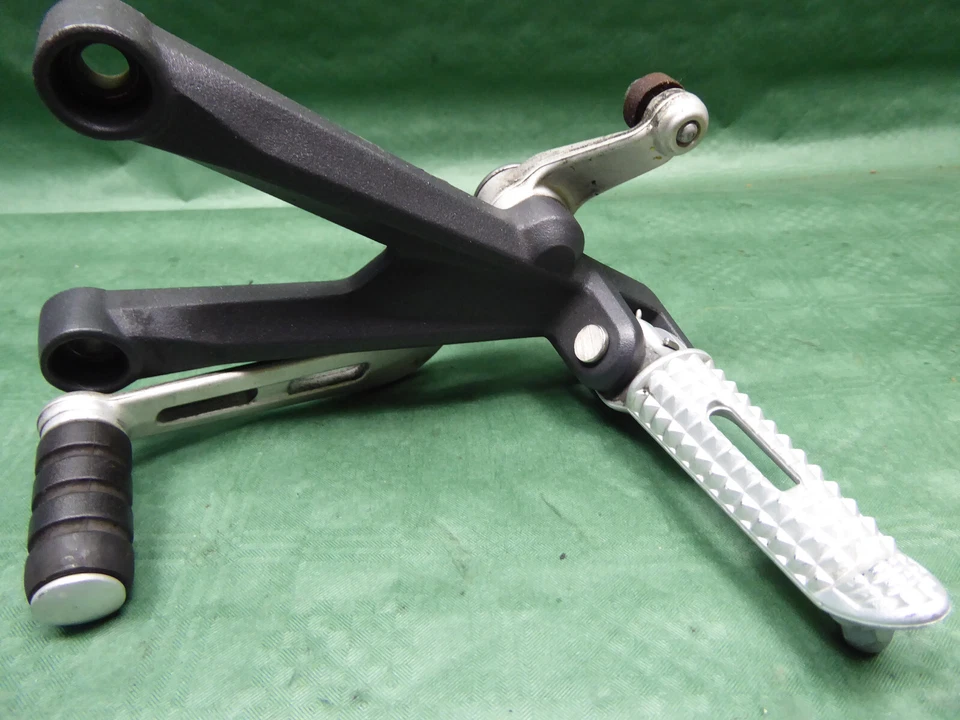 TRIUMPH STREET TRIPLE 765 FOOT REST (int.C0*) FUSSRASTE RASTENHALTER SCHALTHEBEL - Bild 1 von 4