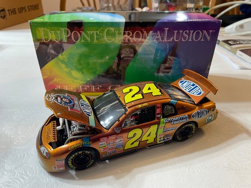 Action 1998 Jeff Gordon #24 Dupont Chromalusion Limited Edition 1:24 Diecast Car - Bild 2 von 8