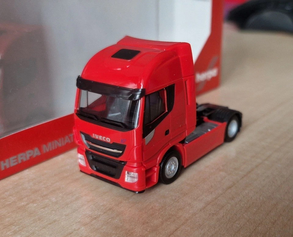 Herpa 312233 IVECO STRALIS XP NP trattore stradale neutro rosso 1:87 - Immagine 3 di 4