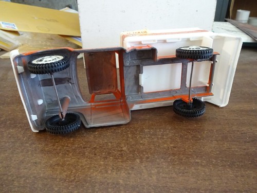 60'S U-HAUL TOOTSIE TOY TRUCK & (2) 1945-1970 25TH ANNIVERSARY PINBACKS NO BOX - Picture 7 of 9