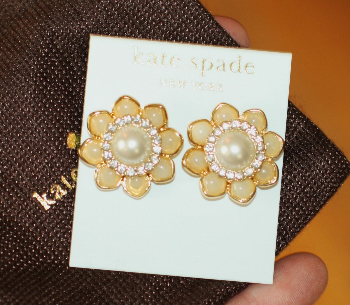 Kate Spade New York nwt Daisy enamel crystal halo stud 
