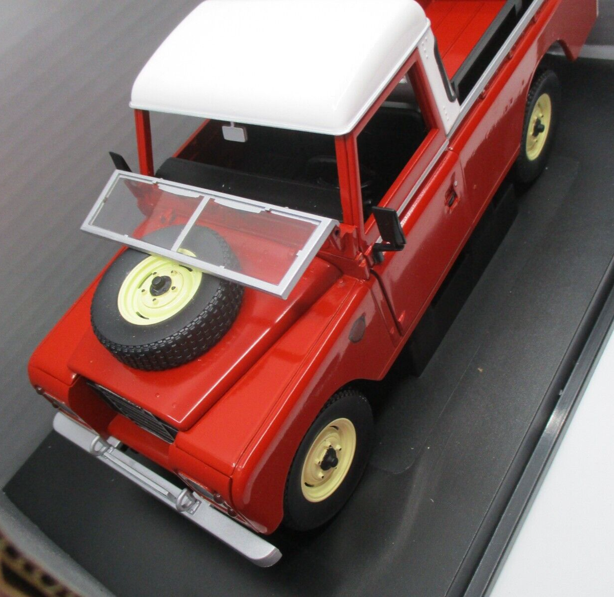 Voitures, camions et fourgons miniatures Universal Hobbies 1:18 Land Rover