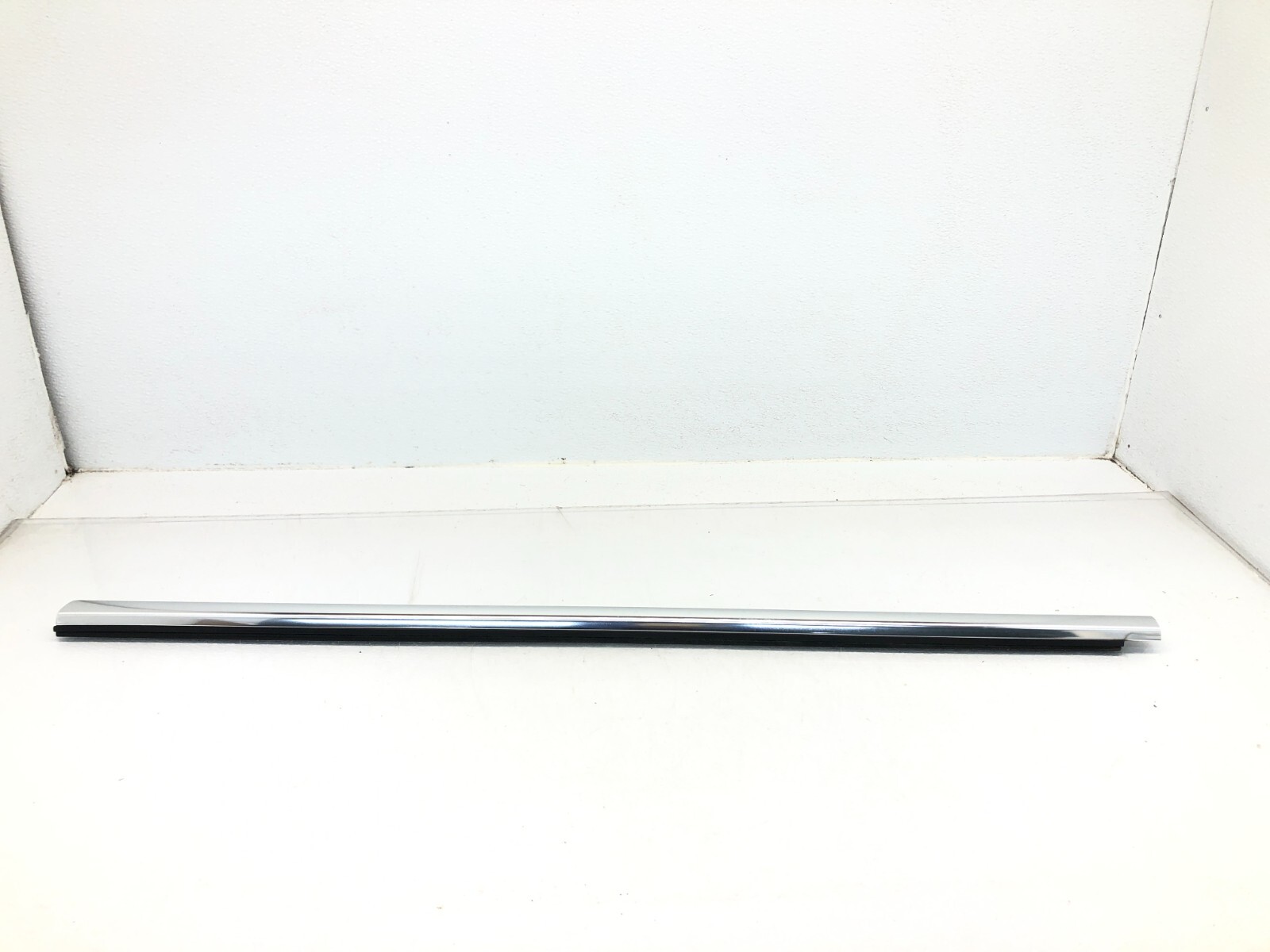 2017-2020 MASERATI LEVANTE LEFT DRIVER FRONT DOOR WINDOW BELT MOLDING TRIM OEM