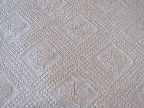 VTG WHITE BEDSPREAD 72"X103" & FRINGE EMBOSSED DIAMONDS FANS MORGAN JONES ? - Picture 4 of 12