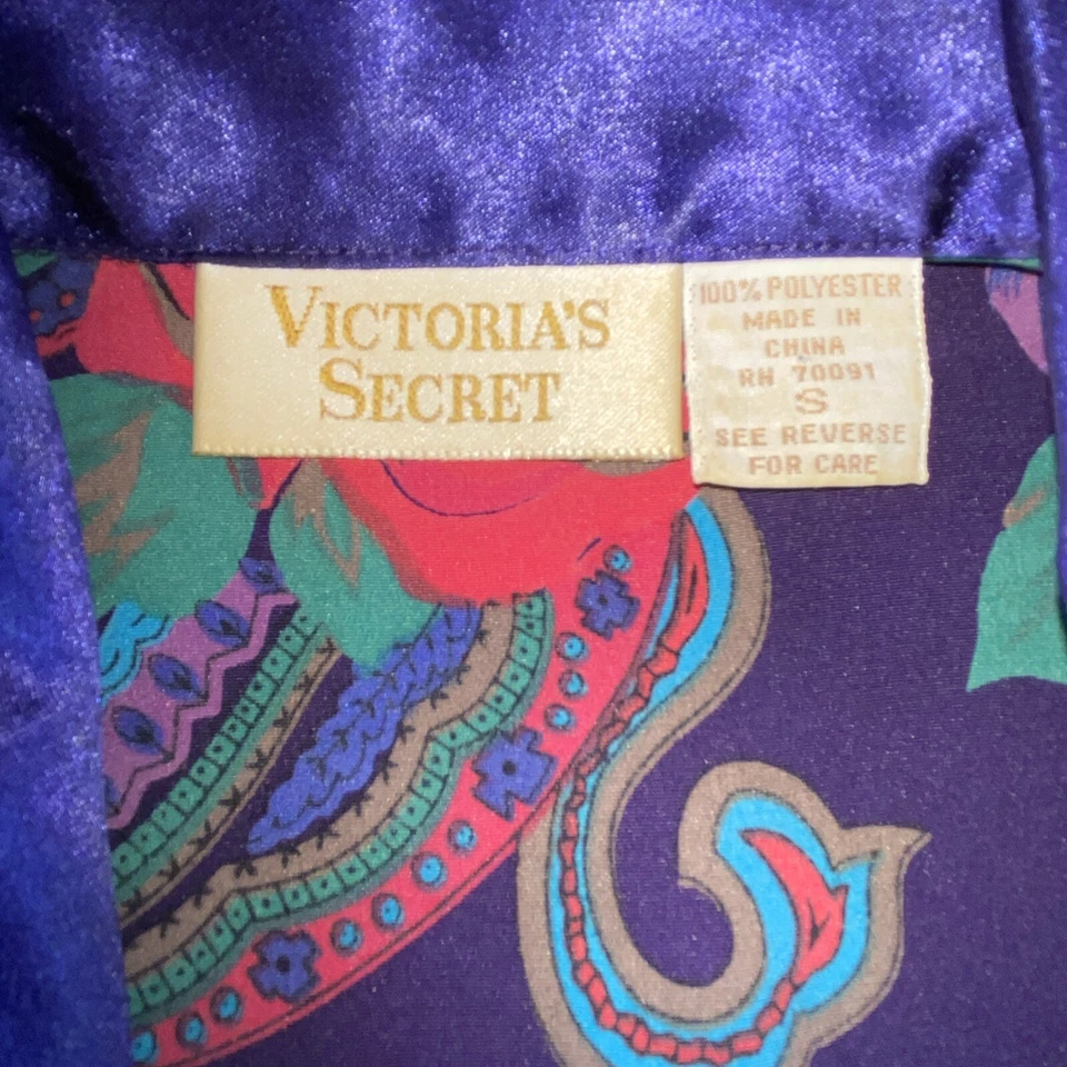 Винтажный блейзер Victorias Secret Lounge с золотой этикеткой и цветочным принтом атласный на 4 пуговицах фиолетовый - Изображение 4 из 4