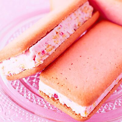 Japanese popular sweets Tokyo Strawberry parfait sandwich cookie 5