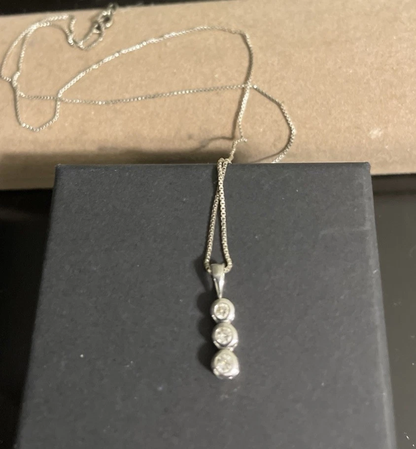 COLLAR COLGANTE 3 DIAMANTES EN ORO BLANCO  Foto 3 de 3
