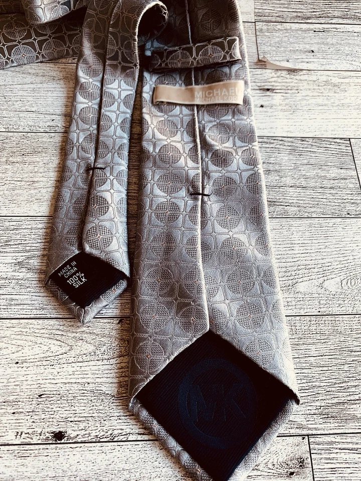 Corbata de diseñador Michael Kors plateada brillante para hombre 100 % seda geométrica ¡Envío RÁPIDO! Foto 3 de 4