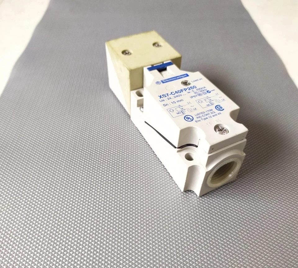 SCHNIEDER / Telemecanique XS7-C40FP260 Inductive Sensor / Proximity Switch - Image 3 of 4