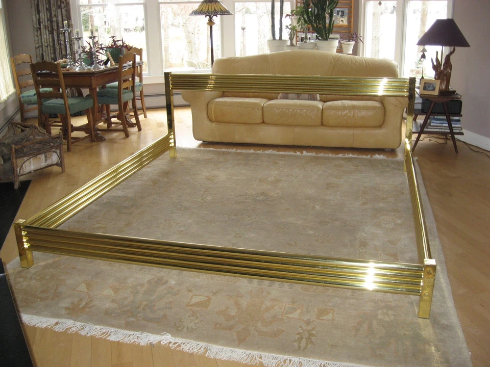 CAMA ENVOLVENTE DE LATÓN - Moderna de mediados de siglo Foto 2 de 4