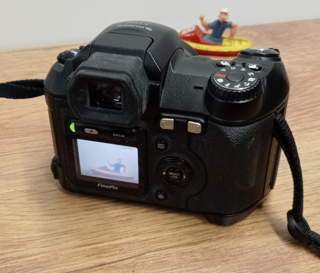 Fujifilm S5100 Digital Camera Fine Pix Black 10x Optical Zoom f  P4