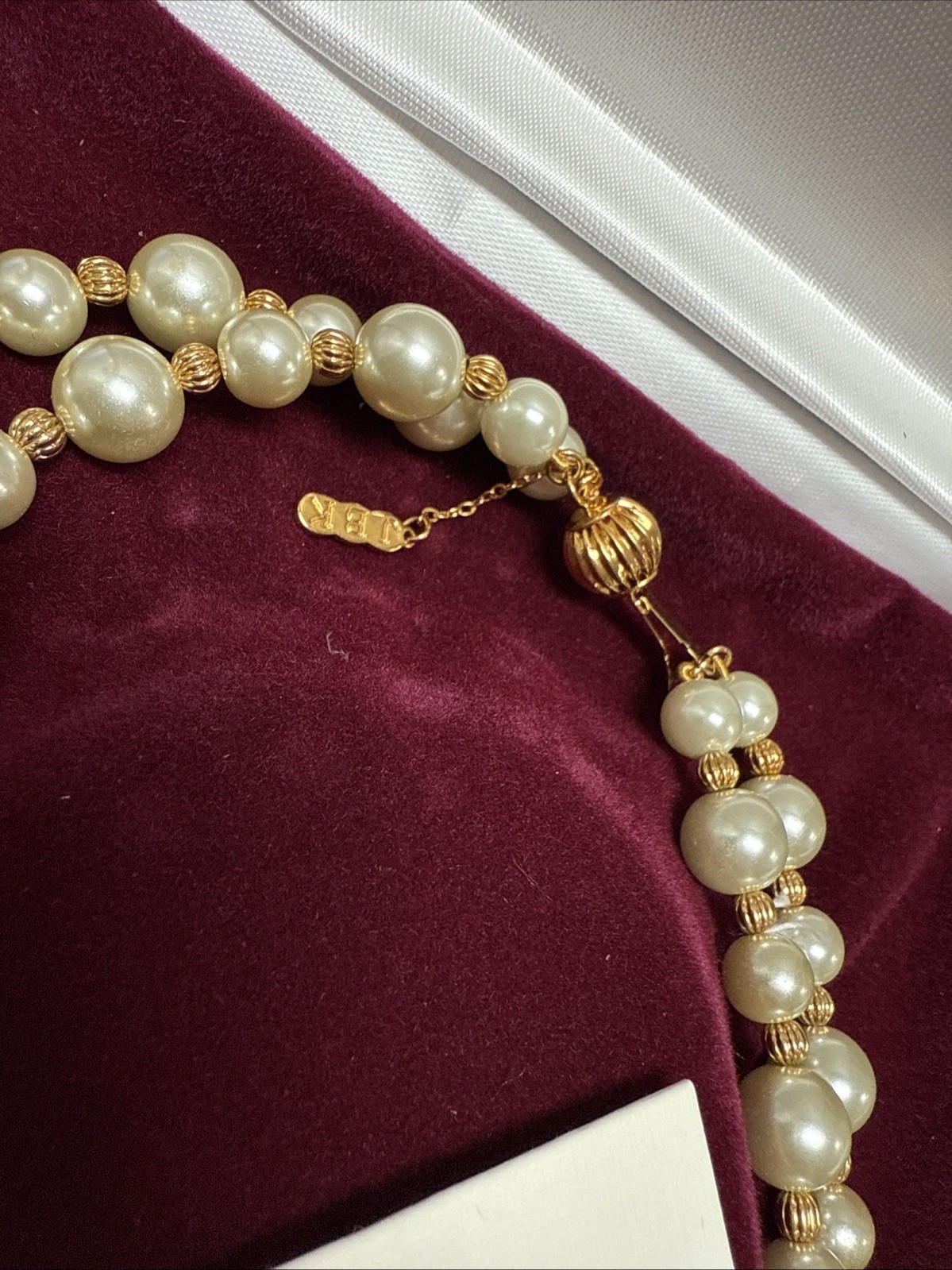 JBK JACKIE KENNEDY CAMROSE KROSS GOLD TONE FAUX PEARL NECKLACE NEW BOXED
