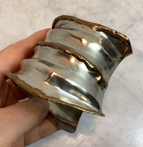 Bracciale brutalista vintage in ottone tono argento a coste larghe - Foto 16 di 19
