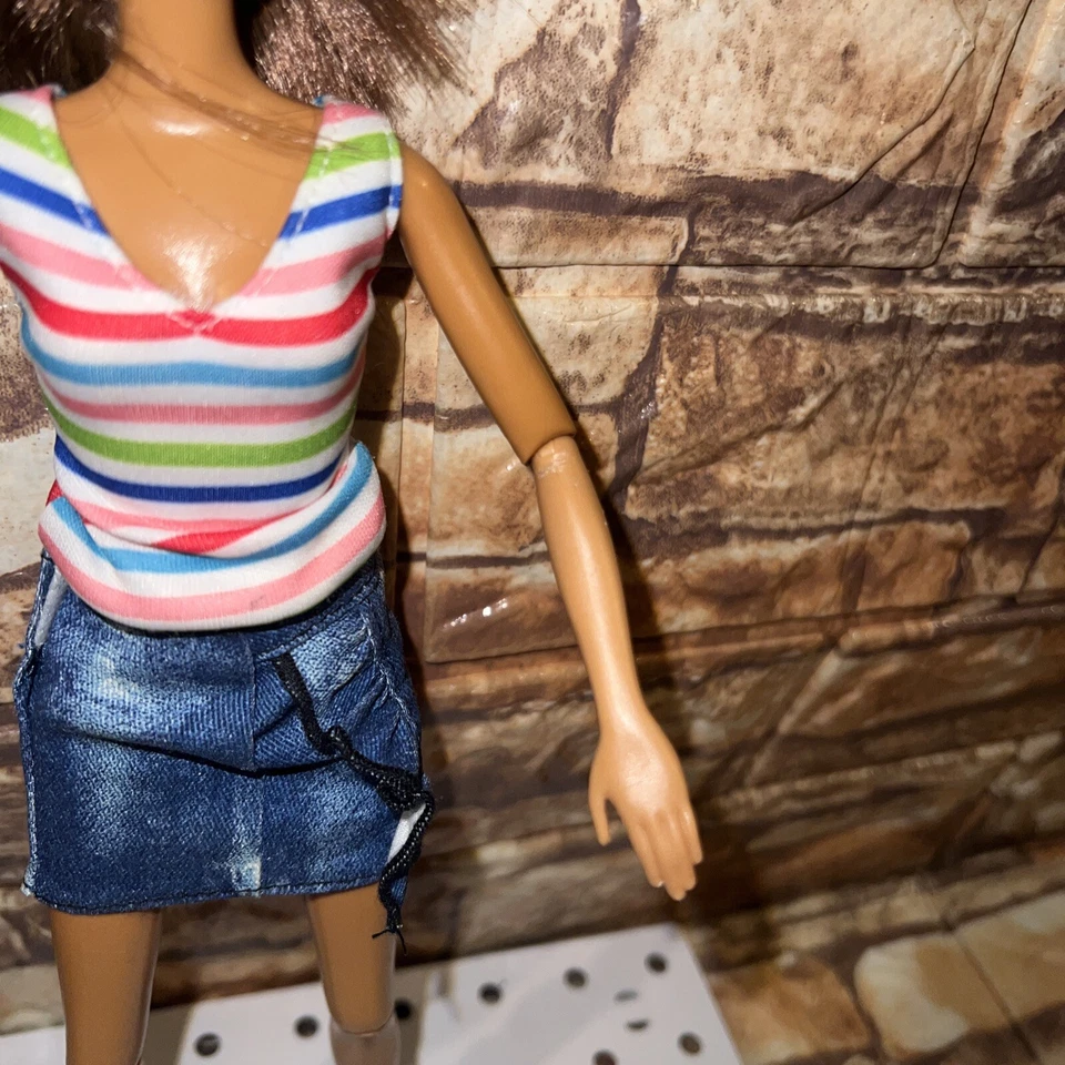 Barbie Muñeca Nikki Articulada 11.5 Pulgadas Muñeca Piel Marrón Foto 4 de 4