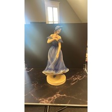 1311. Statuina Royal Doulton Lady